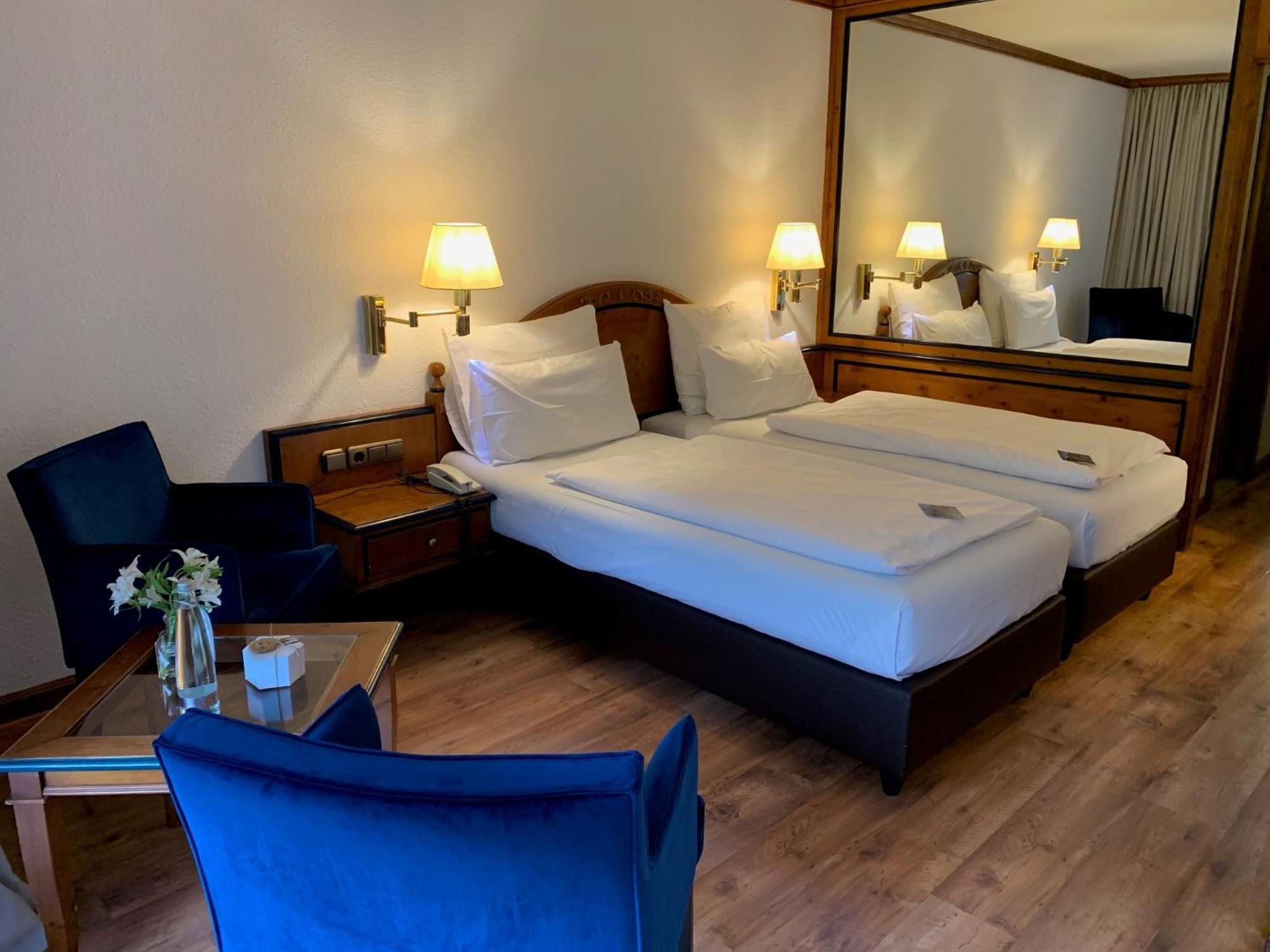 Zweibettzimmer mit Balkon